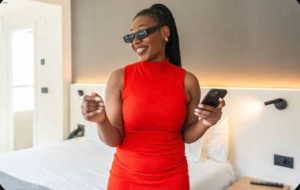 Femme africaine élégante portant une robe rouge élégante dans une chambre d'hôtel de luxe sur Exotic Central Africa